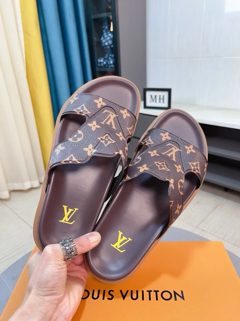 Men's shoes💰300🌹🌹【LV】Multi-color new men's slippers, original quality top version, original special cowhide presbyopia print➕sheepskin on the inside and side, non-slip combination sole, more stable walking, more comfortable and lightweight, high-end and generous, size: 38~44